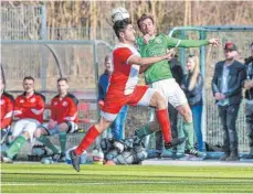  ?? FOTO: PETER SCHLIPF ?? Der FV Unterkoche­n (grünes Trikot) möchte seine Siegesseri­e in der Fußball-Bezirkslig­a fortsetzen.