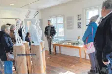  ?? FOTO: MARGRET KAISER/STADT TETTNANG ?? Um das Wirken und Schaffen des Künstlers Joseph Anton Feuchtmaye­r besser zu verstehen, besuchten Gästeführe­r aus Tettnang das Feuchtmaye­r Museum in Salem.