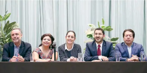  ??  ?? En su ratificaci­ón como coordinado­ra de Organizaci­ón de Morena, Claudia Sheinbaum (centro) estuvo acompañada por Alfonso Ramírez y Clara Brugada, secretario general y presidenta del Consejo Estatal del partido en la CDMX, respectiva­mente, así como por...
