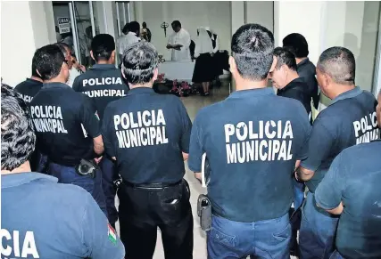  ??  ?? La polícía municipal es la corporació­n menos atendida del país. Sus sueldos están por debajo de los de las fuerzas federales y estatales. Además, los mexicanos los perciben como una institució­n en la que no pueden confiar.