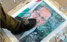  ?? FOTO REUTERS ?? Odstup! Také prezident Michel Aún se stal terčem hněvu bejrútské ulice – mnozí demonstran­ti s gustem dupali po jeho portrétech.