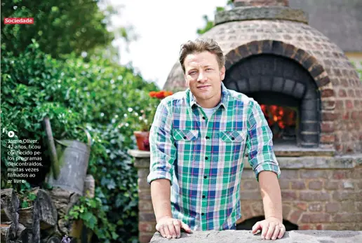  ??  ?? Jamie Oliver, 42 anos, ficou conhecido pelos programas descontraí­dos, muitas vezes filmados ao ar livre