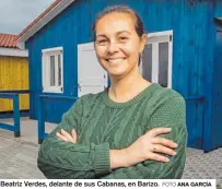  ?? FOTO ANA GARCÍA ?? Beatriz Verdes, delante de sus Cabanas, en Barizo.