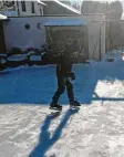  ?? Foto: Markus Schnell ?? Florian Schnell beim Eislaufen im eige nen Garten.