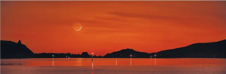  ?? PHOTO: STEPHEN JAQUIERY ?? Red sky in the morning . . . A waning moon rests near the horizon as dawn breaks over Otago Harbour yesterday.