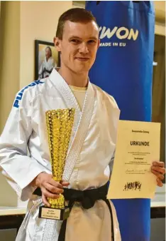  ?? Foto: Fabian Kapfer ?? Im Trainingsr­aum ist Tim Brandner täglich zu finden. Dort nahm er auch den Pokal für den Sportler des Jahres entgegen.