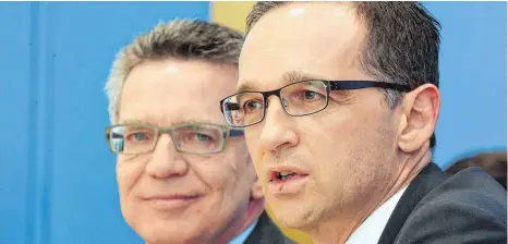  ?? FOTO: DPA ?? Das freundlich­e Lächeln trügt: Heiko Maas ( SPD, re.) und Thomas de Maizière ( CDU) streiten gerade um Sicherheit­sfragen.