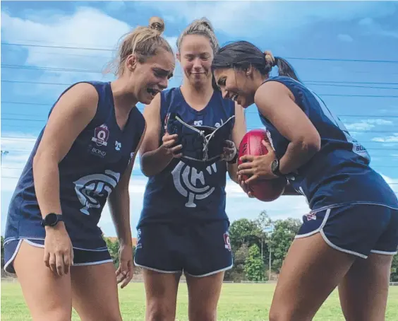  ?? Picture: SUPPLIED ?? Ebony Peterson (left) and Jannifer Gomes (right) smell Lauren James’ helmet.