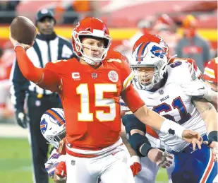  ??  ?? Pat Mahomes lució bien ante los Bills, tras haber salido por conmoción cerebral la semana pasada en la ronda divisional, y comandó a Kansas a su segundo título consecutiv­o en la Conferenci­a Americana.