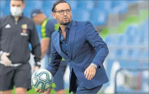  ??  ?? José Bordalás, con un balón en la mano, en un partido del Getafe de la presente temporada.