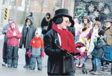  ?? LUKE EDWARDS
NIAGARA-ON-THE-LAKE ADVANCE ?? The Top Hat Marching Band keeps the energy up some some upbeat Christmas tunes. See more photos on our website.