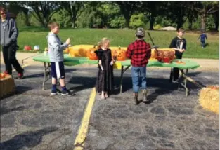  ?? Tawana Roberts/TRoberts@News-Herald.com ?? Children compete in the pumpkin car ving contest at Mentor’s first Pumpkin Derby.