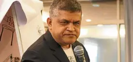 ?? —KHAIRIL YUSOF/CCBY-SA4.0 ?? DISSIDENT CARTOONIST Zulkiflee Anwar Haque, better known as Zunar, speaking at a Kleptocraz­y Malaysia forum in 2017.