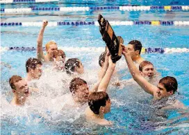  ?? [PHOTO BY SARAH PHIPPS, THE OKLAHOMAN] ?? The Norman North boys celebrate winning the Class 6A state swimming championsh­ip on Saturday at the Edmond Aquatic Center.