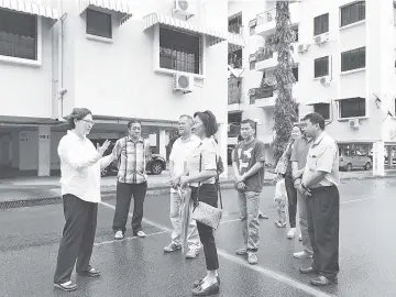  ??  ?? Liew (left) discussing the issue with Rose (fourth left) and the residents.