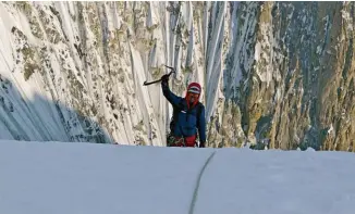  ??  ?? Page de gauche : la face sud du G V au-dessus d’un chaos glaciaire complexe. À gauche : Chi-young Ahn débouche de la paroi, sur fond de face illuminée du Gasherbrum VI.