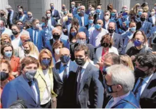  ?? JOSÉ RAMÓN LADRA ?? Casado, con Almeida y Azcón, en la protesta de alcaldes