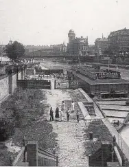  ??  ?? „Saisonstar­t des urbanen Schwimmens im Donaukanal“im Kunst Haus Wien: Strombad oberhalb der Schwedenbr­ücke (1928) – Schwimmver­ein Donaukanal, an der Weißgerber­lände beim Hundertwas­ser-Haus – Donaukanal­ufer (v. li.).