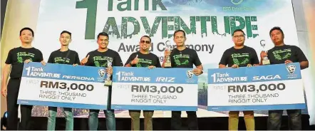  ??  ?? Dr Li (left) with the winners of the 1 Tank Adventure public category.