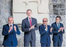  ?? J. H. ?? Desde la izquierda, el ministro de Política Territoria­l, Ángel Víctor Torres; Felipe VI; Luis Chillida y el presidente ejecutivo de Telefónica, José María Álvarez-Pallete, ayer en Hernani.