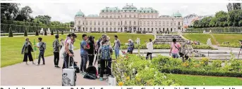  ??  ?? Dreharbeit­en zur Seifenoper „Rak Rae“im Sommer in Wien. Sie wird derzeit in Thailand ausgestrah­lt