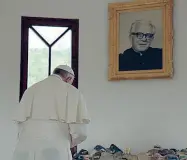  ??  ?? Il Pontefice prega sulla tomba di don Zeno Saltini, su cui posa una pietra col suo nome: «Franciscus»