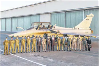  ?? AFP ?? IAF pilots with Dassault Aviation CEO Eric Trappier (8th from left) and Indian envoy to France Jawed Ashraf (7th from left) stand in front of a Rafale fighter jet at the Merignac air base in Bordeaux.