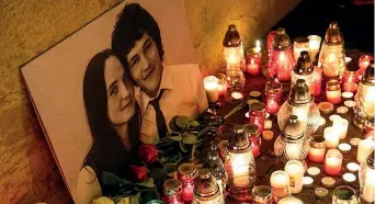  ??  ?? Insieme Jan Kuciak, 27 anni, è stato ucciso a colpi di pistola nella sua casa vicino a Bratislava insieme alla fidanzata Martina