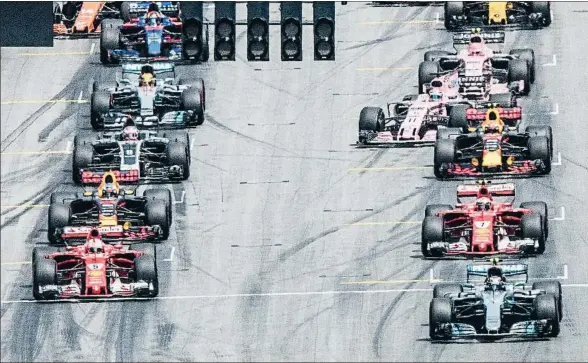  ?? CHRISTIAN BRUNA / EFE ?? Bottas, a la derecha, parece avanzarse en la salida, pero los comisarios averiguaro­n que tuvo una velocidad de reacción prodigiosa de 0,2 segundos