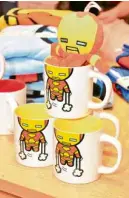  ??  ?? Iron Man-inspired mugs and hand towel