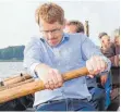  ?? FOTO: DPA ?? Die Grünen helfen: CDU-Rudersklav­e Daniel Günther, Ministerpr­äsident von Schleswig-Holstein.