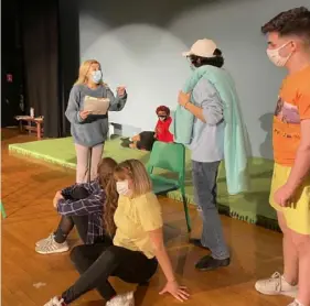  ?? Jarrett Reiche ?? Students rehearse for Westinghou­se Arts Academy’s streamed production of “You're a Good Man, Charlie Brown.”