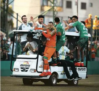  ?? Sirli Freitas/Divulgação ?? Jogadores da Chapecoens­e comemoram vitória contra Coritiba e a vaga na Libertador­es