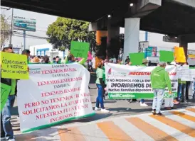  ??  ?? Dueños y empleados de 126 verificent­ros del Edomex bloquearon por tres horas las avenidas Gustavo Baz y Mario Colín.