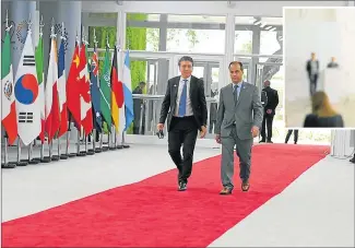  ?? FOTOS: AP ?? EN SU SALSA. Dujovne, ayer por la mañana, ingresa al complejo Costa Salguero al inicio del G20.