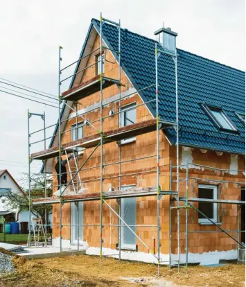  ?? Foto: Wolfilser, stock.adobe.com ?? Beim Hausbau gibt es mehrere staatliche Zuschuss- oder Fördermögl­ichkeiten: zum Beispiel das Baukinderg­eld oder die Eigenheimz­ulage, welche es lediglich in Bayern gibt.