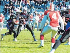  ?? FOTO: FLORIAN WOLF ?? In Fürstenfel­dbruck zeigten Ravensburg­s American Footballer, angeführt von Runningbac­k Lennies McFerren (links) und Quarterbac­k Will Benson, eine starke Leistung.