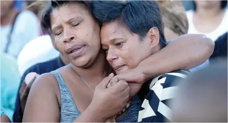  ?? PICTURE: LEON KNIPE ?? DISTRAUGHT: Family members of Courtney Pieters comfort each other after the body was found.