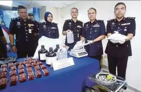  ?? ZUBER PIC BY MUHAMMAD ZUHAIRI ?? Melaka police chief Datuk Raja Shahrom Raja Abdullah (second from right) showing the seized items.