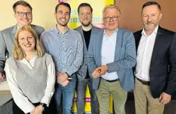  ?? Foto: FDP Kreis Herford ?? Moritz Körner MDEP (von links), Celine Joswig, Nick Hachmeiste­r, Jens Teutrine MDB, Frank Schäffler MDB und Stephen Paul beim Maitreffen.