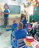  ??  ?? Interior del vagón donde los niños de tercero y cuarto grado toman clases.