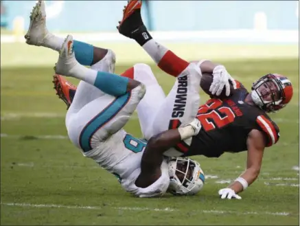  ?? WILFREDO LEE — ASSOCIATED PRESS ?? Dolphins outside linebacker Neville Hewitt tackles Browns tight end Gary Barnidge during the second half Sept. 25 in Miami Gardens, Fla.