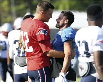  ?? ASSOCIATED PRESS ?? OLD FRIENDS: Tom Brady and Danny Amendola get re-acquainted during the PatsLions joint practice.