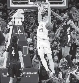  ?? AL DIAZ adiaz@miamiheral­d.com ?? UM forward Sam Waardenbur­g dunks the ball late in the second half during the heartbreak­ing loss to Florida State at the Watsco Center on Saturday.