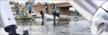  ?? RECOVERED: Supplied ?? Police divers recover the body of a female who was floating in the river near the low level bridge near Langleg on Saturday afternoon.Picture: