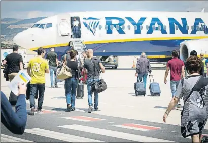  ?? JANNHUIZEN­GA / GETTY IMAGES ?? La huelga de Ryanair ha dejado en tierra a 75.000 pasajeros en los aeropuerto­s españoles