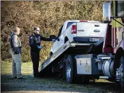  ?? MARSHALL GORBY / STAFF ?? Huber Heights police dust for fingerprin­ts on the driver’s side of a white Ford Ranger stolen Tuesday from an Old Troy Pike auto shop after the suspect was involved in a kidnapping and fleeing from police.