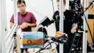  ??  ?? Una mano robótica que gira un cubo en el laboratori­o de investigac­ión de la empresa OpenAI en San Francisco.