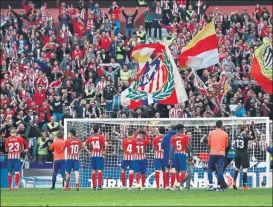  ?? FOTO: EFE ?? Simeone y Pellegrino se saludan antes del partido del Metropolit­ano