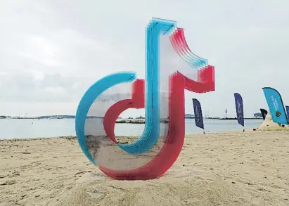  ?? ERIC GAILLARD / Reuter ?? Un anuncio de TikTok en la playa de Cannes (Francia) durante el festival de creativida­d 2022
